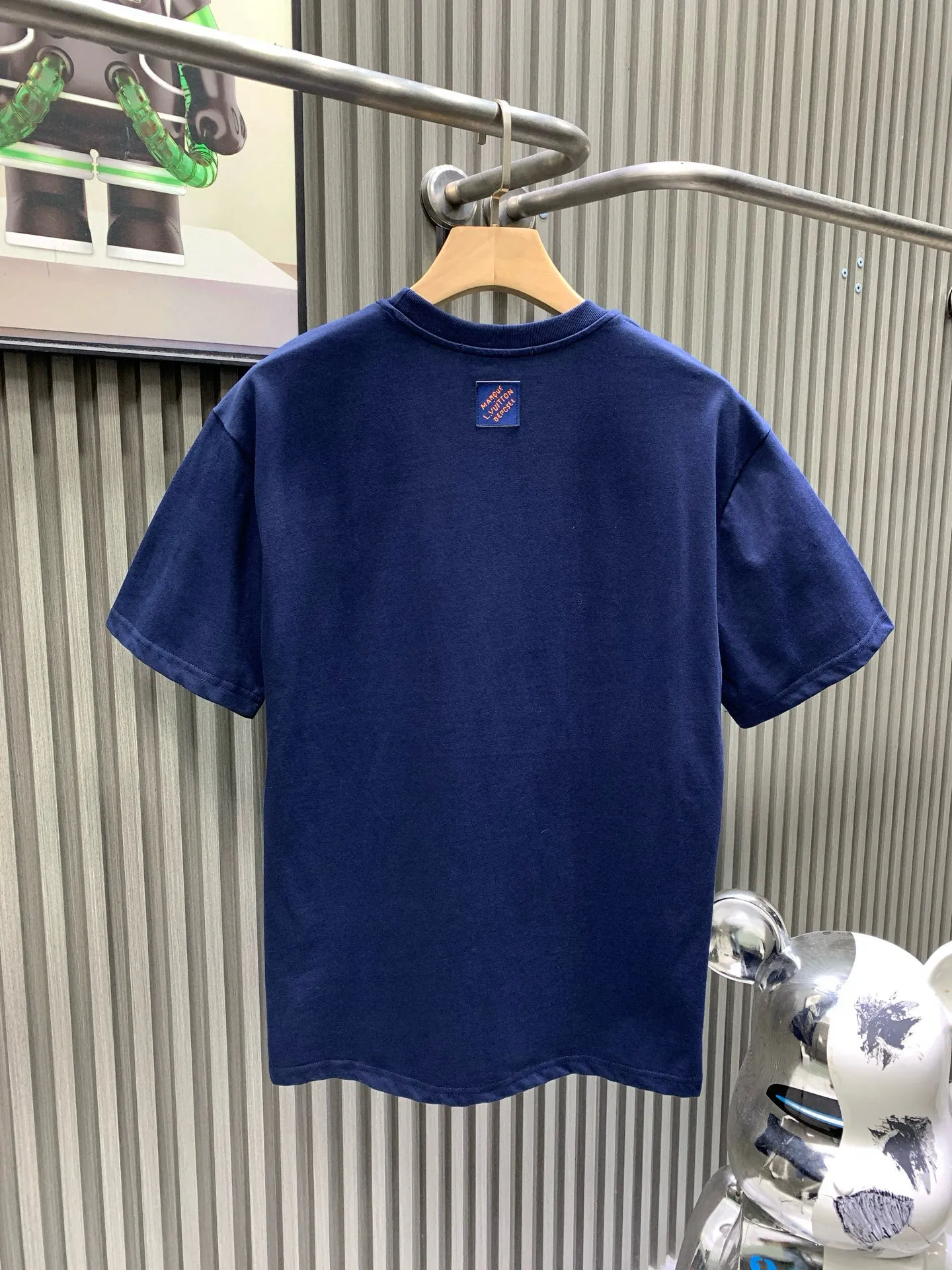 🅿️240 🀄️ Louis Vuitton 1V 2025 new hand-beaded embroidered short-sleeved T-shirt 40S pure cotton plain 100% cotton fabric 280g This T-shirt is made of soft cotton and uses beaded embroidery to express the 1V Lovers logo. It can inject an elegant atmosphere into daily looks. The fabric has good breathability and sweat permeability and can absorb sweat and micro-perspiration from human skin. It is more comfortable to wear in summer without sticking to the human body, and truly achieves breathable and sweat-absorbing effects. Sequin embroidery is also called bead embroidery or sequin embroidery. It is a type of embroidery machine. Materials with a hard texture, flat surface and high smoothness are selected to place the sequins on the fabric in the specified direction. At the same time, the embroidery needle pierces the fabric at the center of the sequins to fix the position of the sequins. The beaded part has a protruding three-dimensional surface, forming a full, embossed and undulating effect. The three-dimensional texture beads that add patterns are dyed with the original color to create a gradient beading effect. The color effect is saturated and bright, covering the entire surface and achieving the original effect. The number of particles is clear, and the overall three-dimensional effect is outstanding.